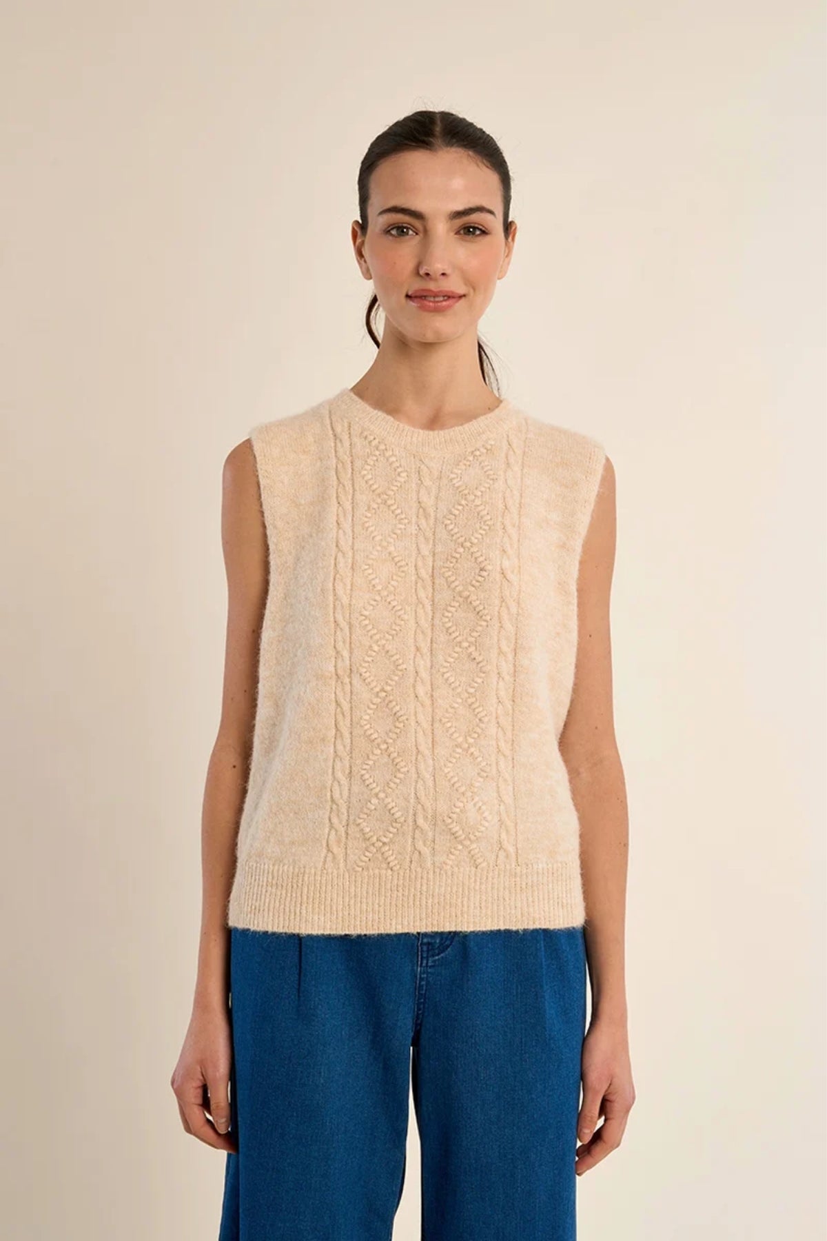 Sleeveless Roundneck Vest