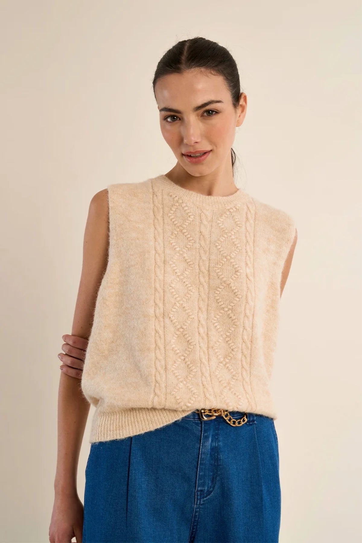 Sleeveless Roundneck Vest