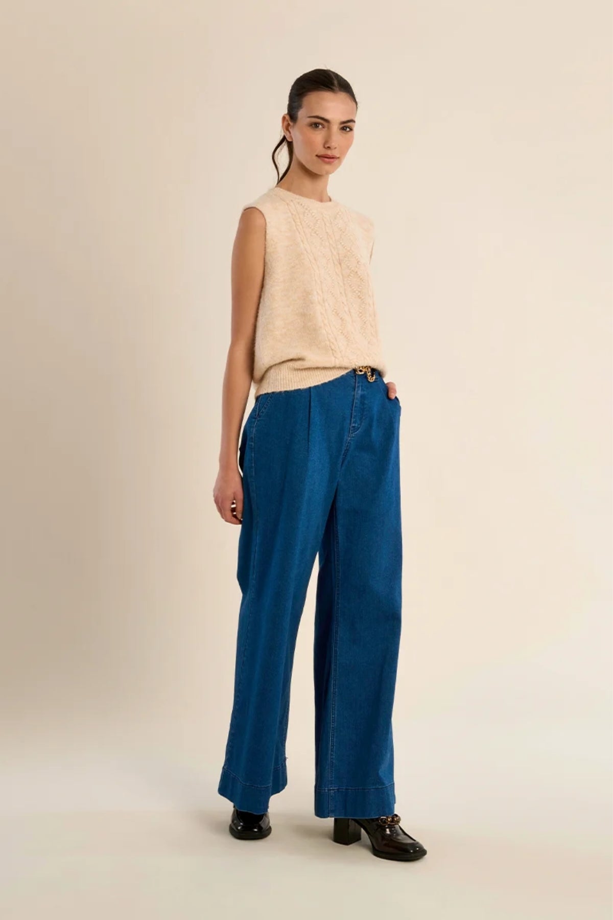Sleeveless Roundneck Vest