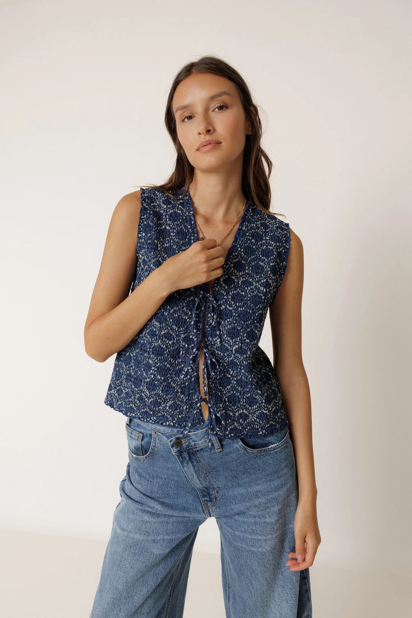 Elastic Vest With Tie