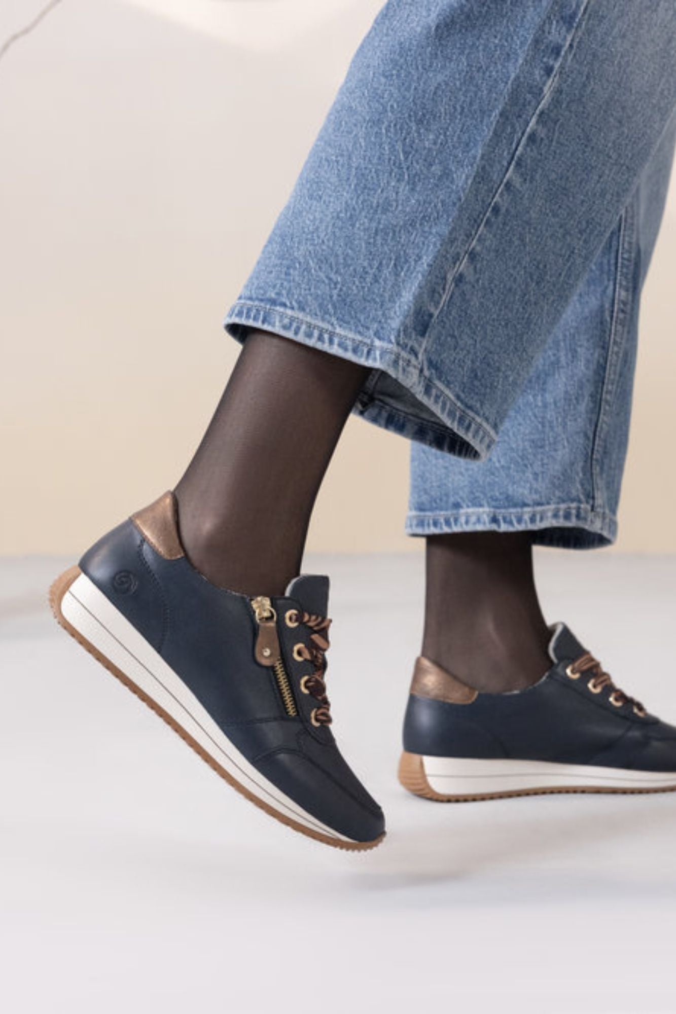 Women's Sneaker D0H11-15