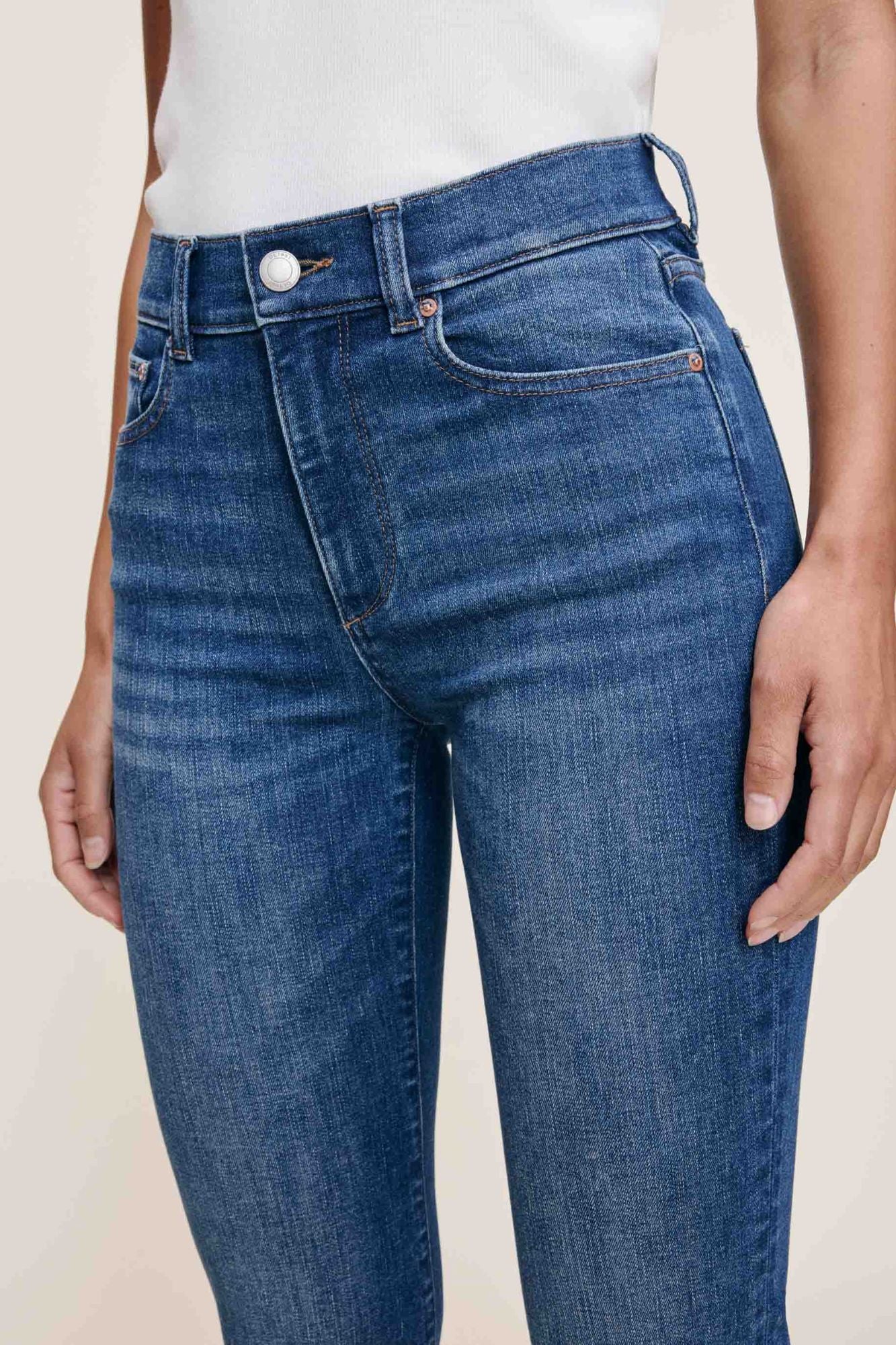 Mara Straight Instasculpt Jeans