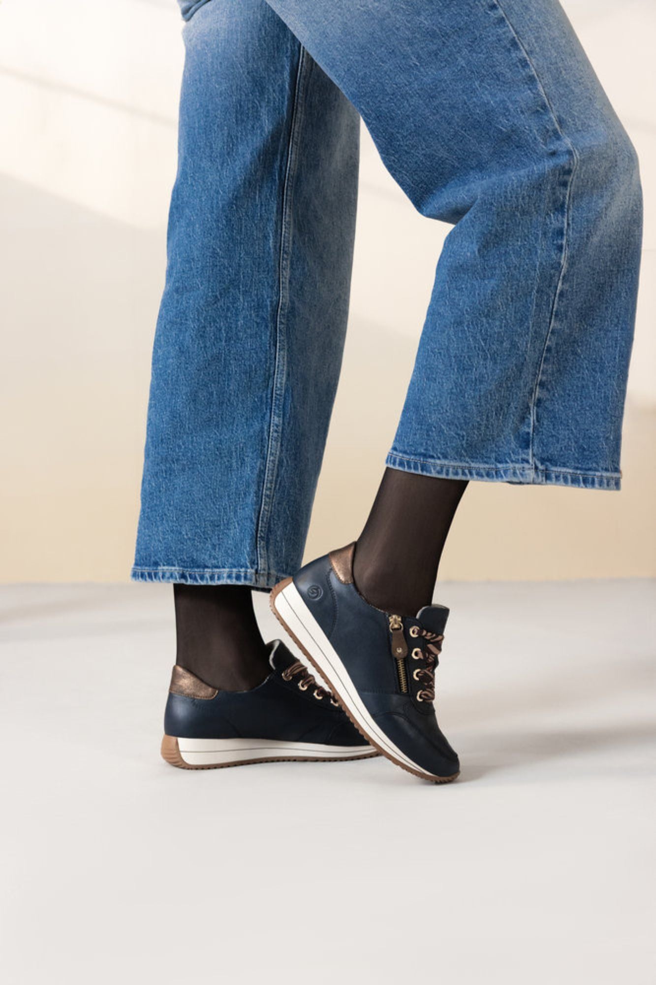 Women's Sneaker D0H11-15