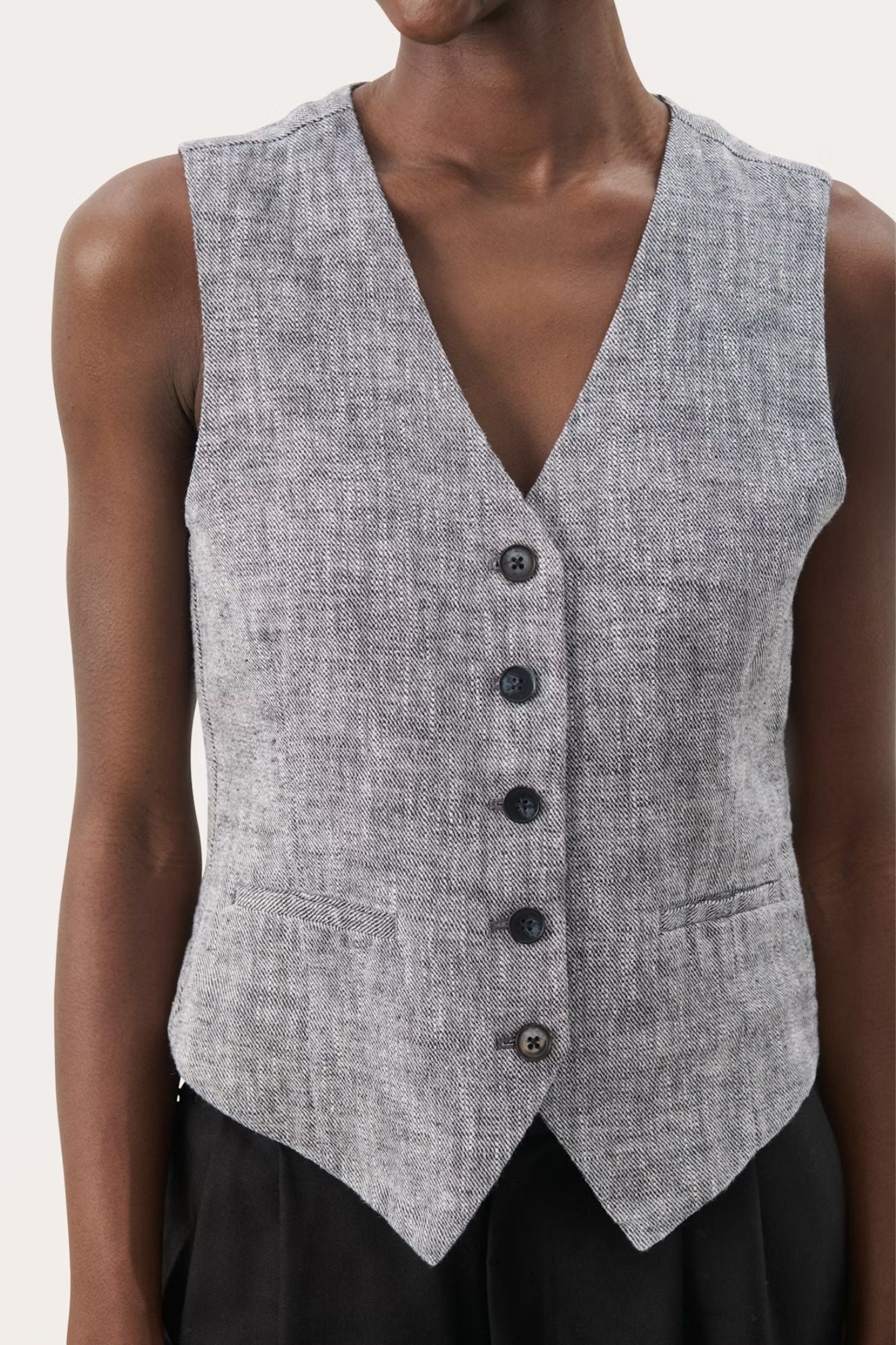 Nadhia Vest