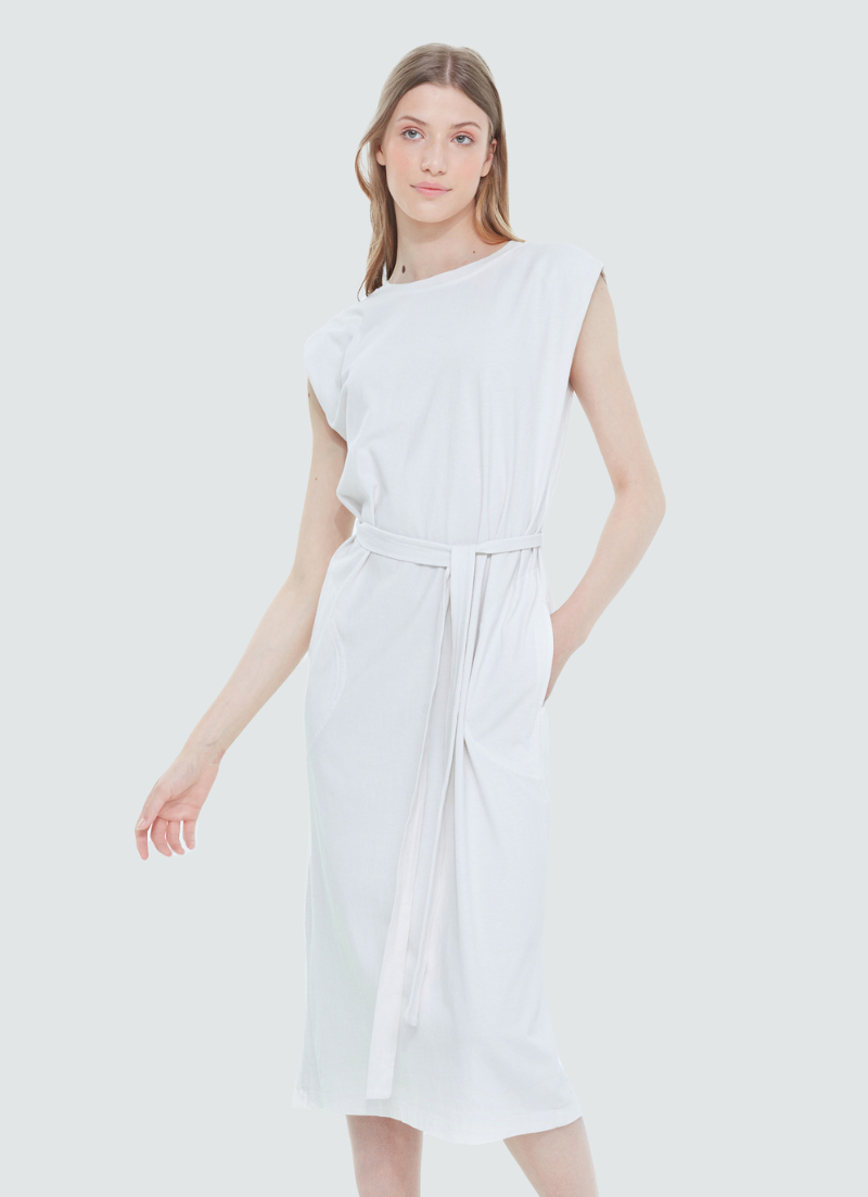 Robe en tricot à la taille nouée